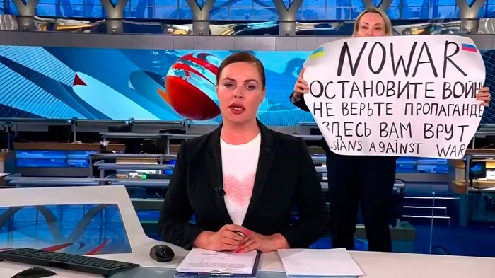 Руска журналистка разпъна плакат срещу войната в Украйна в ефир. Арестуваха я