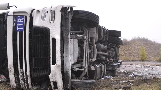 Камион се обърна на пътя Бургас – Средец