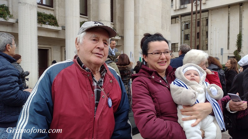 Снимката на имениците събра едномесечния Никола с неговия 82-годишен адаш