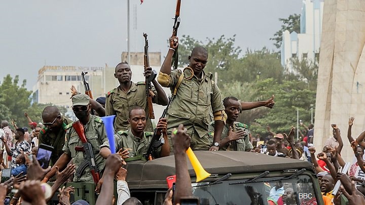 Преврат в Мали, президентът подаде оставка под дулото на оръжие