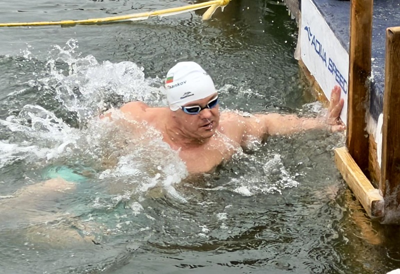 Със световен рекорд Цанко Цанков спечели титлата в плуването на 450 метра в ледени води