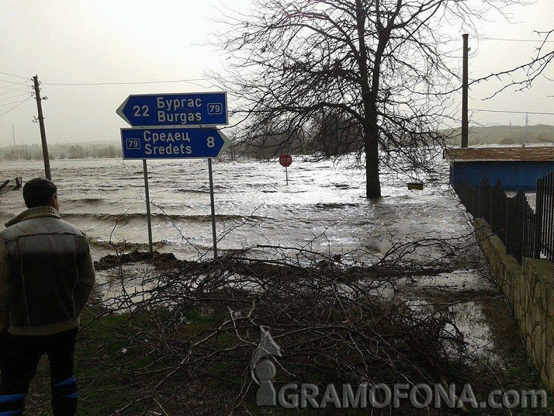 Аварирали автомобили край Дебелт, Велека заля пътя от Ахтопол за Резово