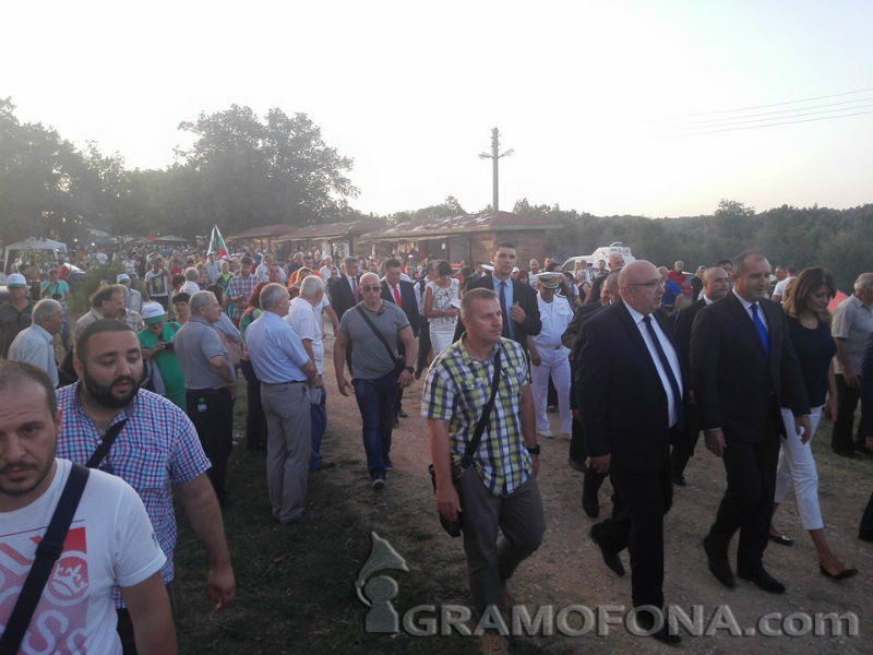 Хиляди на Петрова нива, посрещнаха президента с аплодисменти