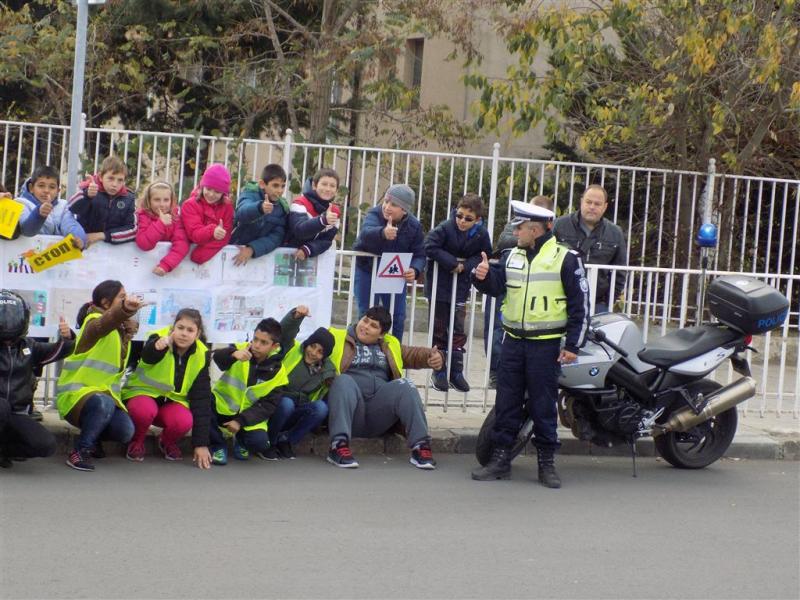 Децата на Поморие проведоха акция по безопасност на движението