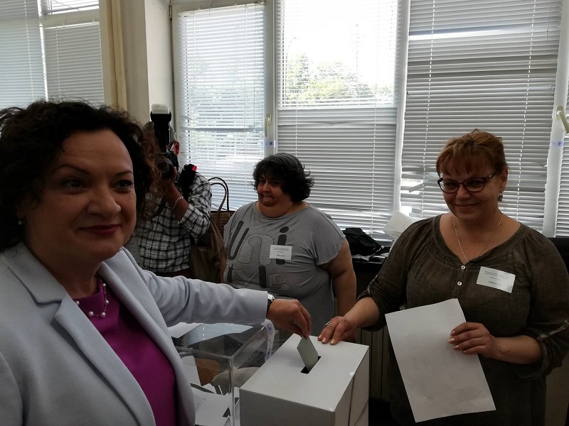 Ивелина Василева гласува машинно