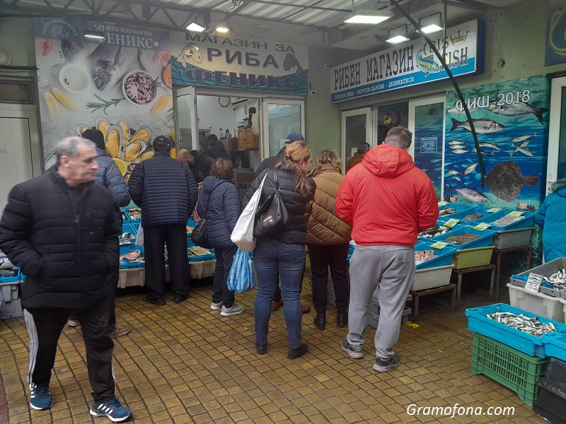 Опашки пред рибните магазини в Бургас дни преди Никулден