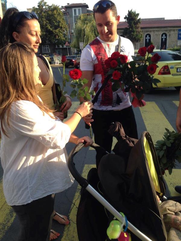       Млади социалисти дариха жените на Бургас с червени рози