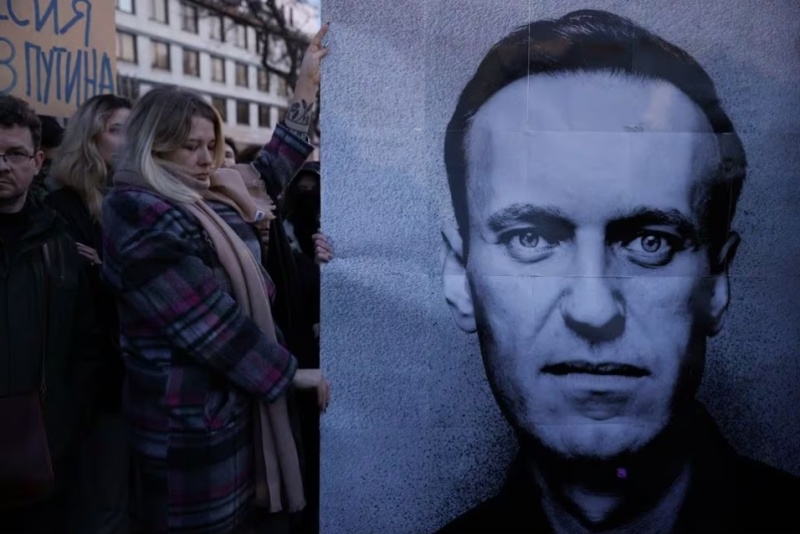 Потвърдиха смъртта на Навални, майка му пътува към затвора