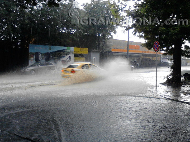 Предупреждават за силни валежи и наводнения в страната