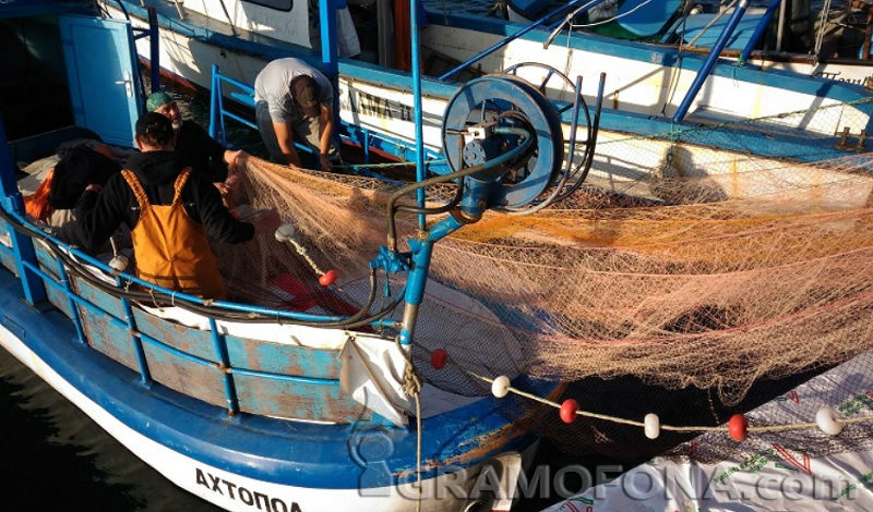 Кметът на Царево събира рибарите и шефовете на ИАРА заради отнети лицензи