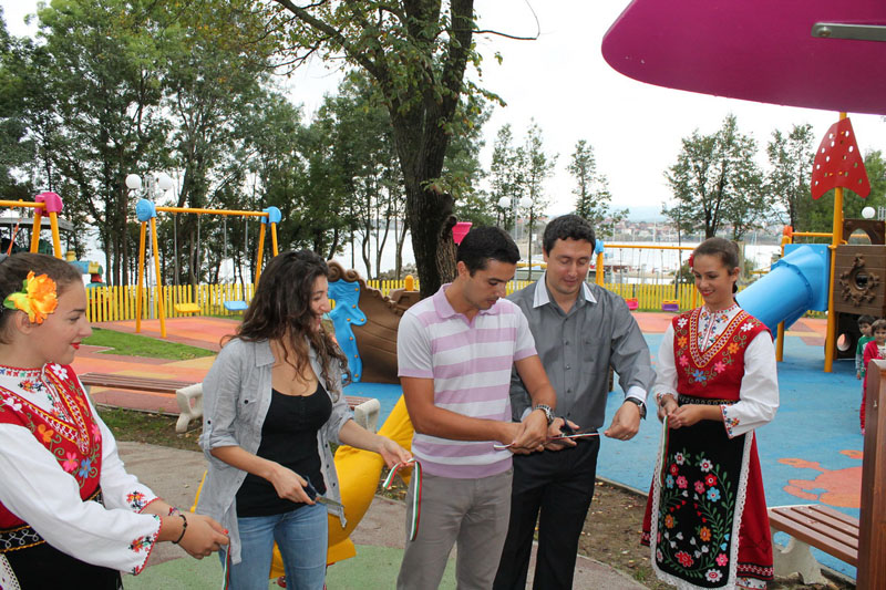Две нови детски площадки по проект откриха в Царево