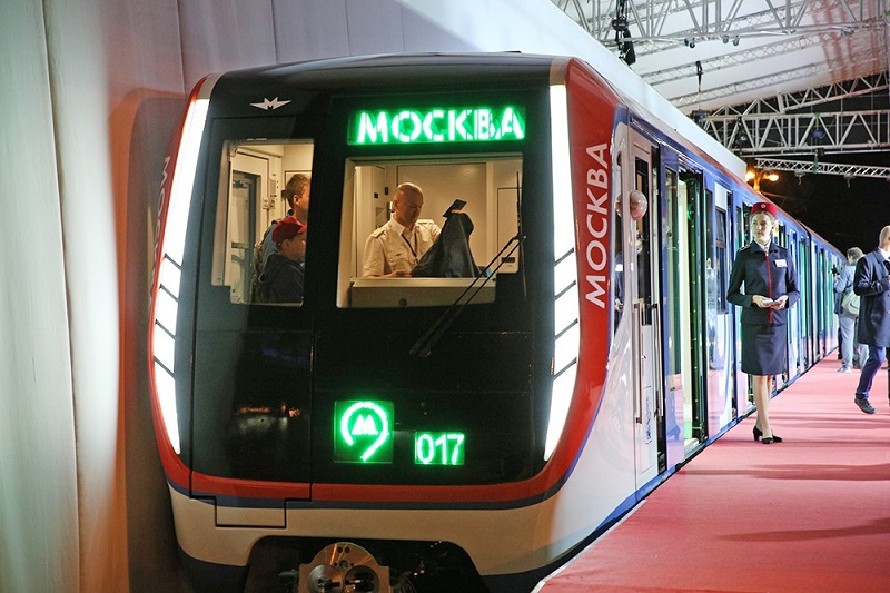 Снимка от московското метро предизвика бурни спорове в България