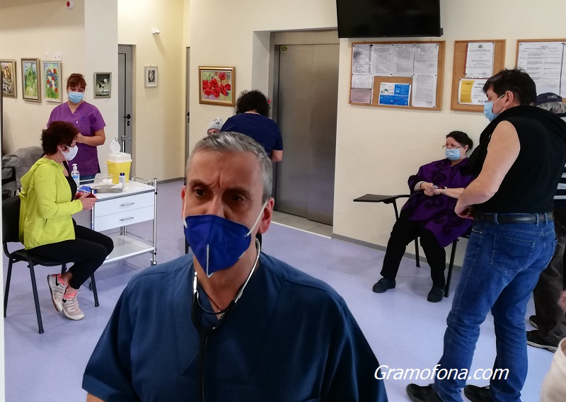 Два  ваксинационни кабинета работят днес в Бургас