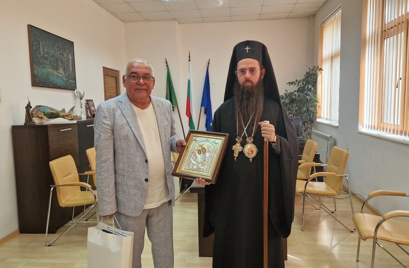 С тържествена Света литургия започна празничният ден в Карнобат
