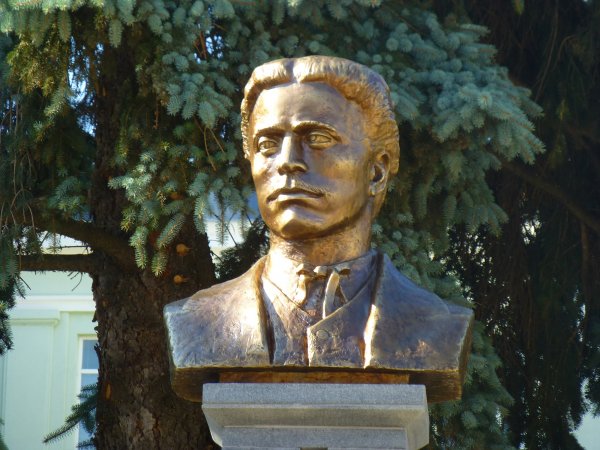 Издигат бюст – паметник на Васил Левски в Руен, канят президента за откриването му