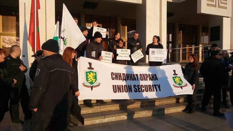 Надзиратели и съдебни охранители се стягат за национален протест