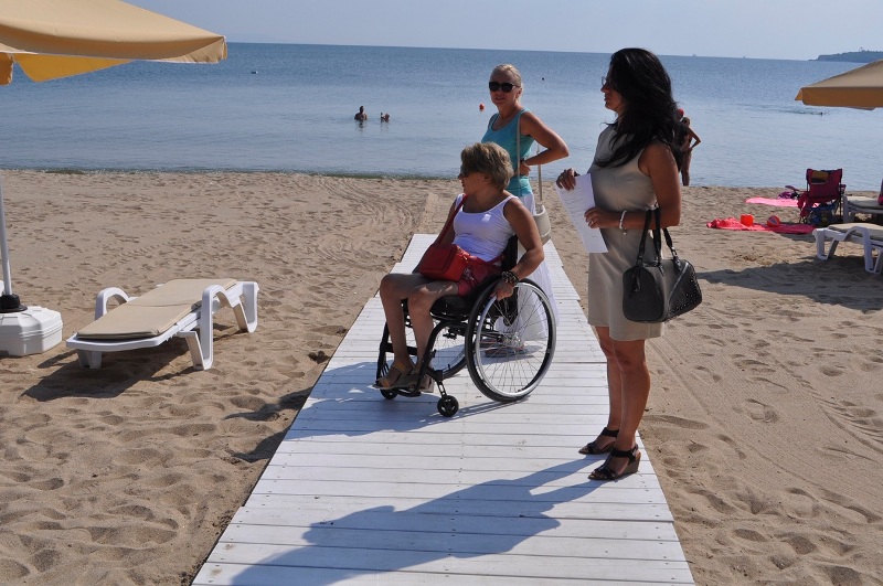 Достъпът на хора с увреждания до плажовете в Бургас  - подобрен значително