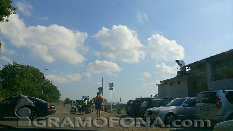 Полиция вместо бариера по пътя за Солниците