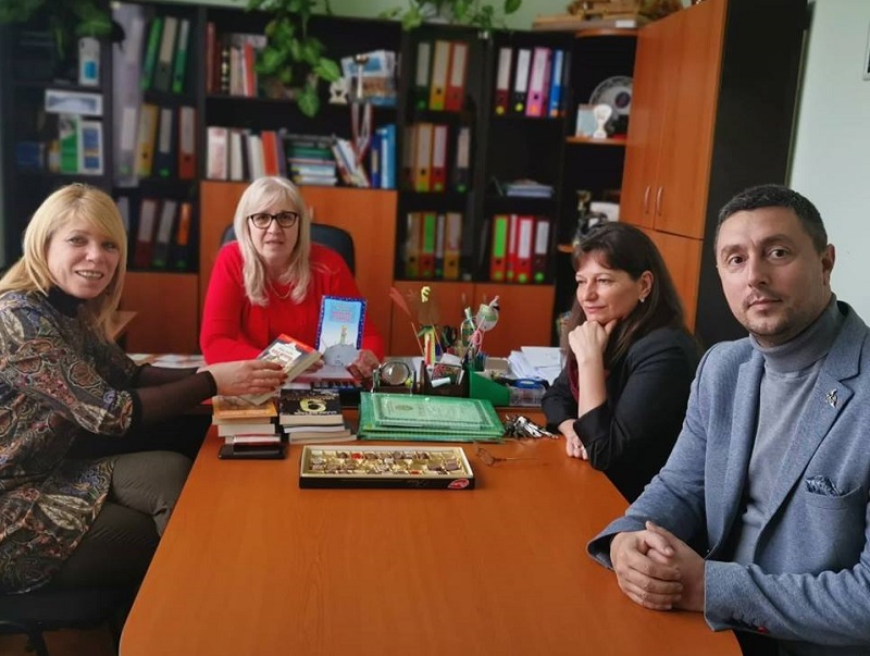„Големи автори за малки библиотеки“ стигна до Царево, продължава в Сунгурларе