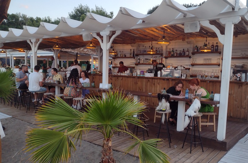 VAYA Burgas Beach Bar – едно различно плажно заведение в Бургас