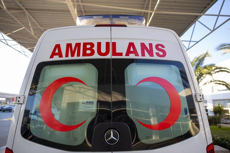 Един загина, а десет са ранени след срутването на две сгради в Истанбул