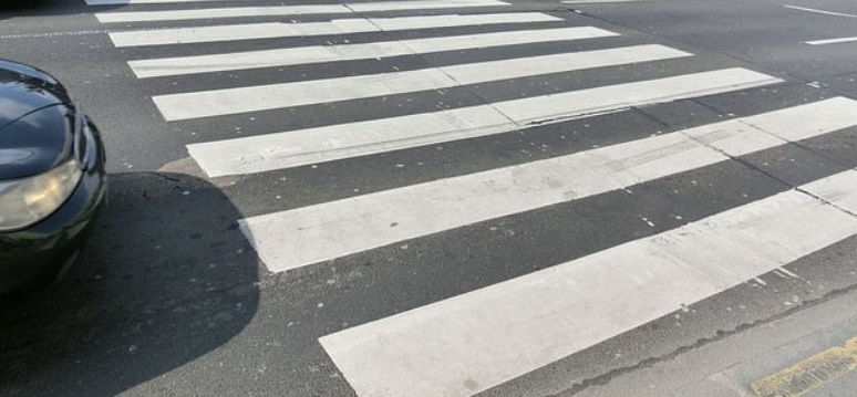 Шофьор блъсна ученичка, пресичаща на пешеходната пътека в к-с „Славейков”