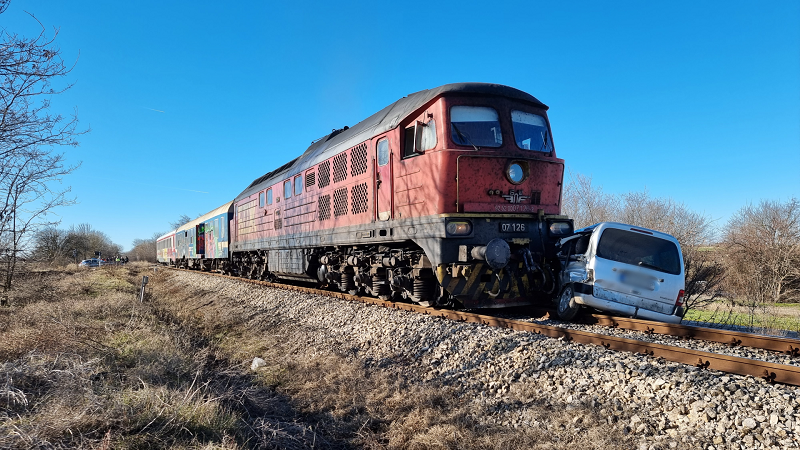 Влак удари кола в Добричко, има пострадали