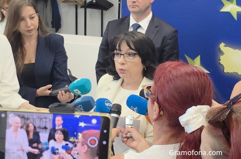 Финансовият министър: БНБ ще превалутира левовете в евро без ограничения и без такса