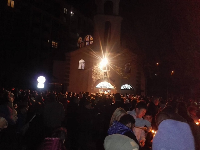 Стотици чакат в Изгрев да посрещнат Великден