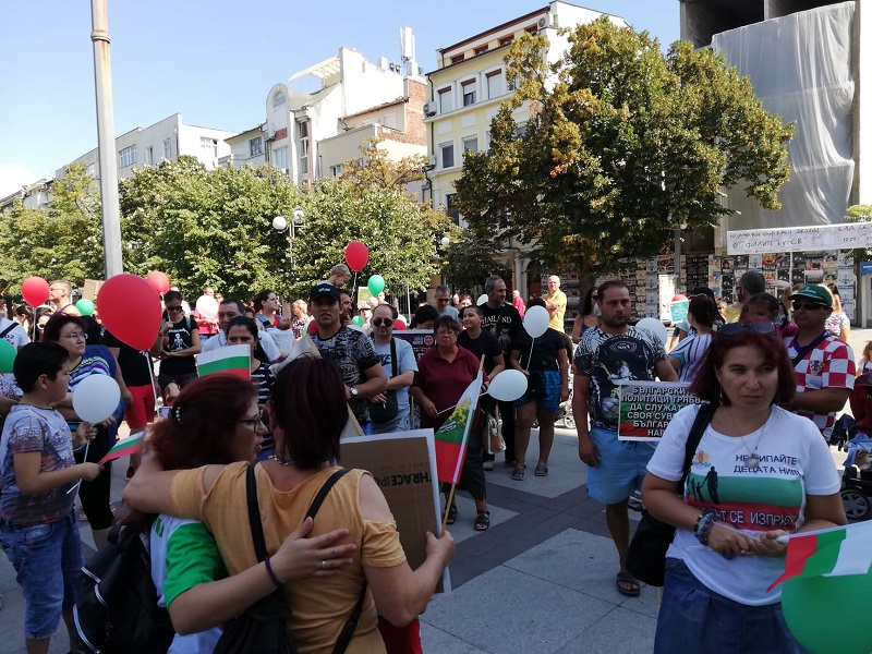 Десетки семейства протестират в този час в Бургас