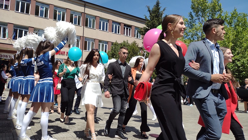 С шпалир и цветни балони изпратиха зрелостниците на Руската гимназия