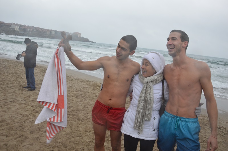 Строител и треньор по плуване спасиха кръста в Созопол