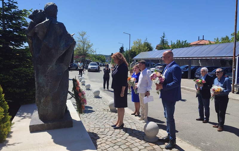 Илияна Йотова: Правителството да каже къде ще настани бежанците, след като те напуснат хотелите