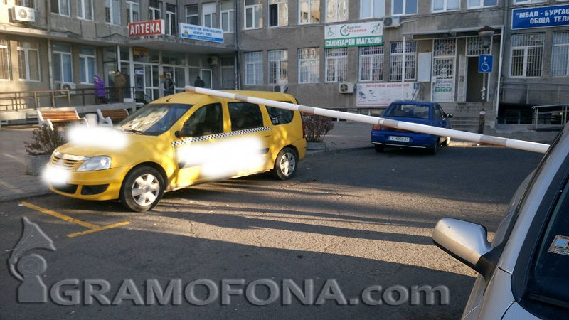 Полицията в Бургас издирва таксиметров шофьор, блъснал жена на пешеходна пътека