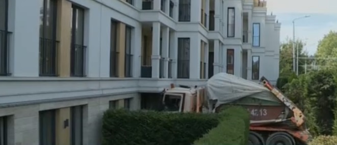 Камион се заби в жилищна сграда във Варна