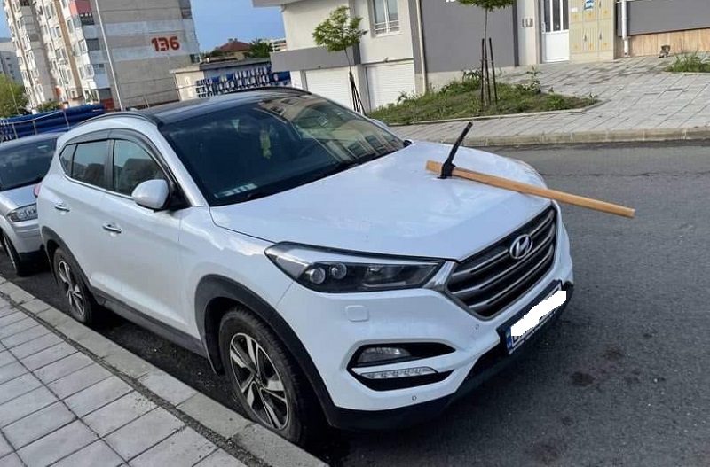 В Меден рудник украинка осъмна с кирка в капака на автомобила си
