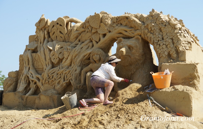Скулптори в Бургас превръщат 5600 тона пясък в приказни герои