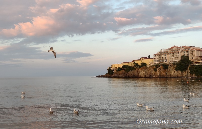 Облачно време с валежи днес