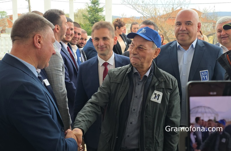 Посрещнаха с аплодисменти Ахмед Доган в Руенско (видео)