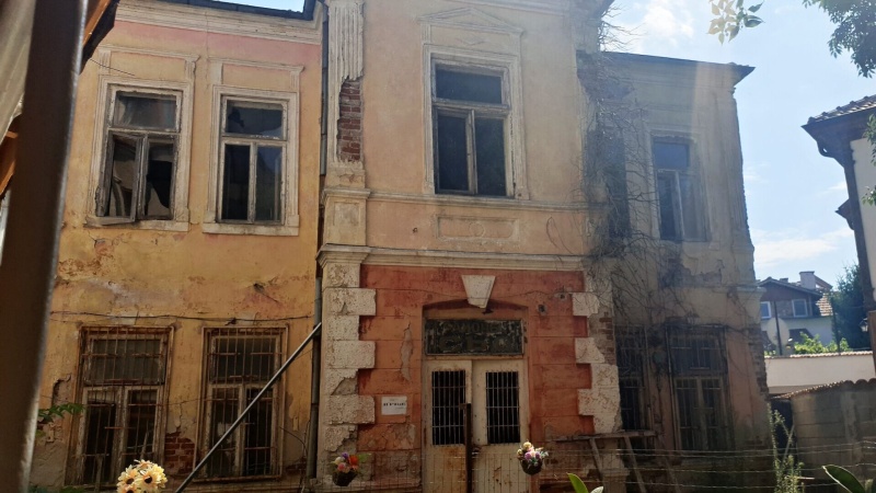 Превръщат порутена сграда в Поморие в литературен център