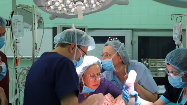 Лекари от ВМА и Пирогов оперираха едногодишно бебе с рядък тумор