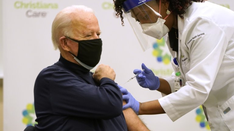 Джо Байдън се ваксинира срещу ковид