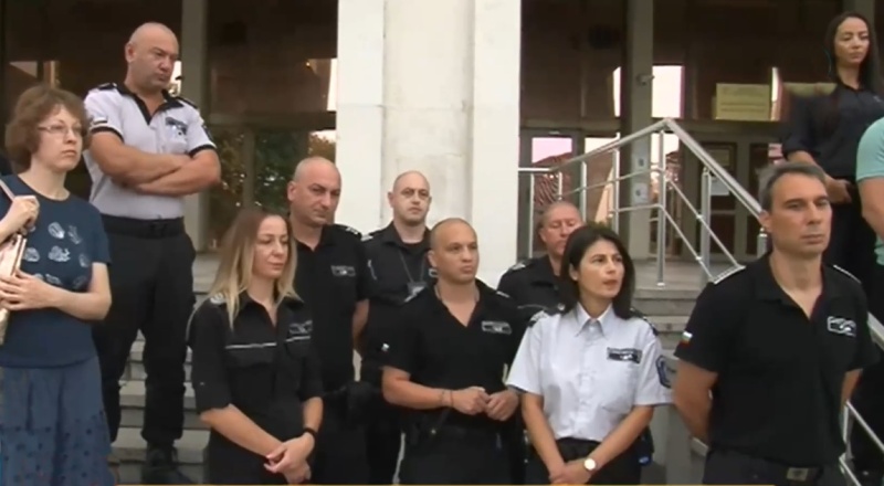 Надзиратели и съдебни охранители протестират в Бургас