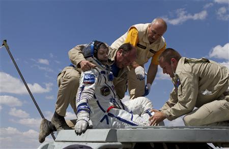Американска астронавтка, канадец и руски космонавт се приземиха в Казахстан