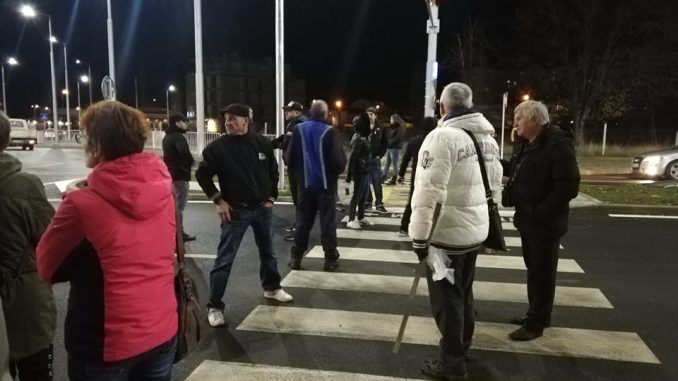 Протестиращи в сблъсък с полицията край Перник