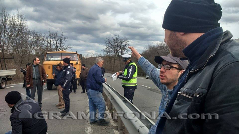 Пътни работници и шофьори в спор, кой е виновен за катастрофата до Ченгенето