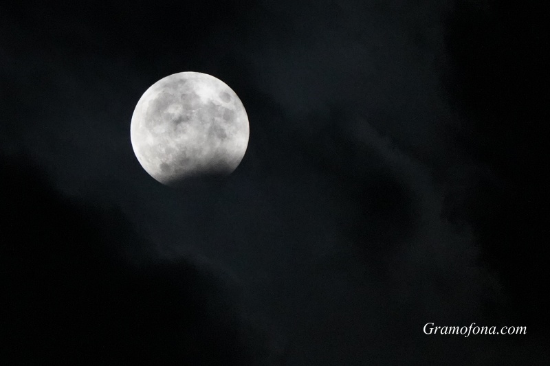 Вижте частичното лунно затъмнение от Бургас (СНИМКИ)