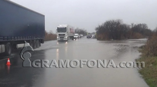Към 14,30  часа: Залети пътища и рисков язовир в Бургаско