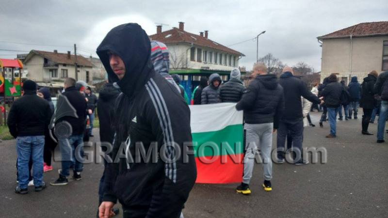 Протестът в Дебелт започва с викове „Да живее България! Долу циганската престъпност!”