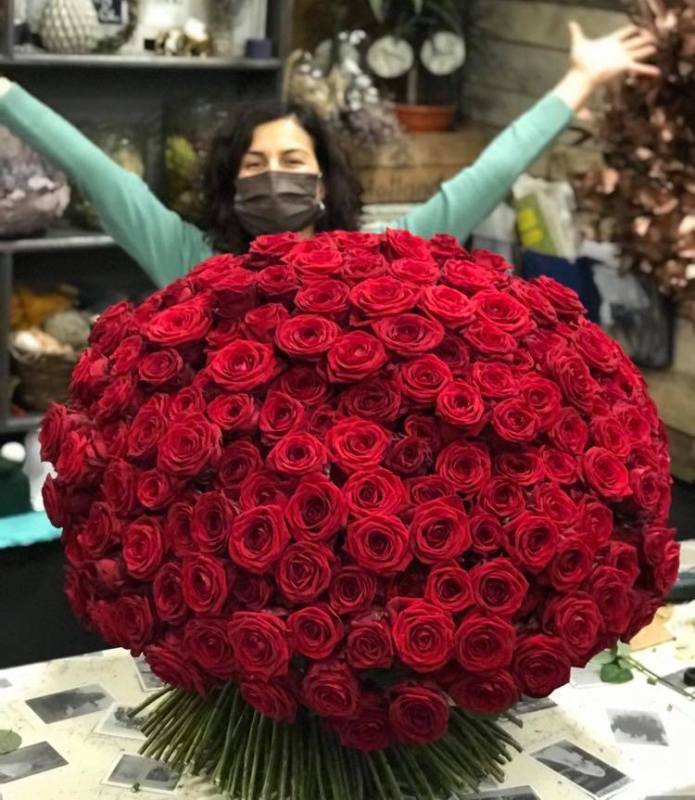 Бургазлийка получи 365 червени рози за 1 година любов